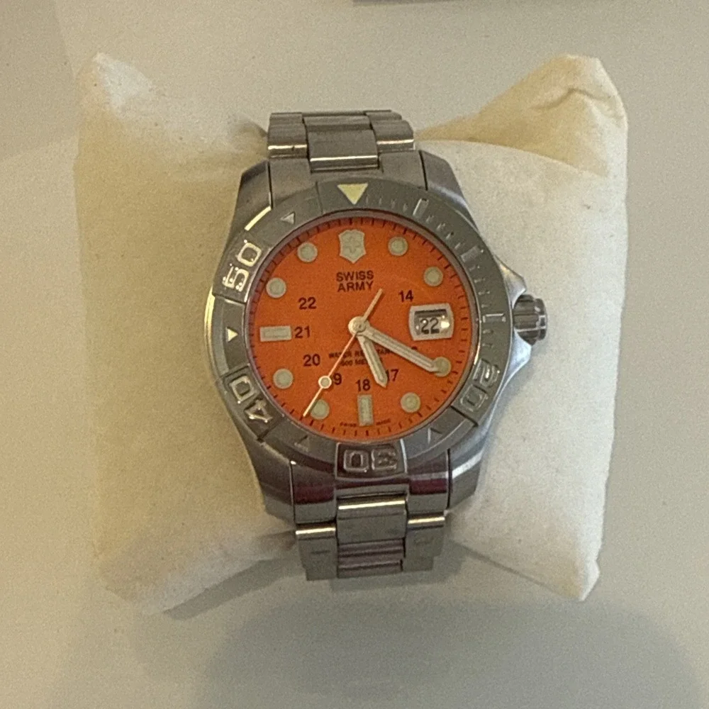 Victorinox Swiss Army Dive Master 500 watch orange dial …Rare stainless steel